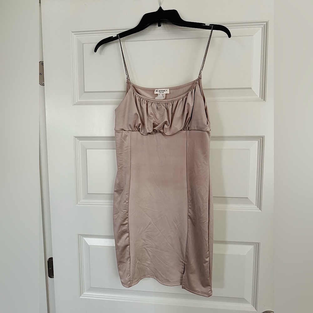SLIM-FIT (NUDE) cocktail dress with small thigh slit 😍